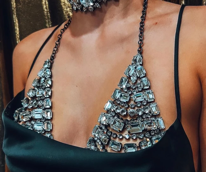 Éclats de Nuit : Le Guide Ultime pour Sublimer votre Look avec des Bijoux de Corps