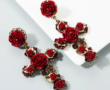 Boucles d&rsquo;Oreilles avec Fleur et Perle d&rsquo;Imitation